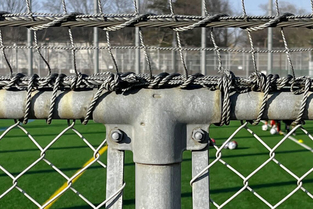 サッカー場で人々を監視をする鉄の牛ロボット